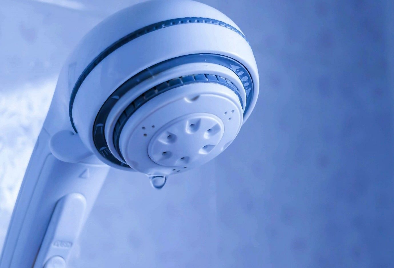 Filtered showerheads work more than just removing dirt from water (Image by Lamai Prasitsuwan on Vecteezy)